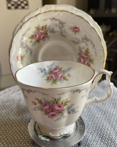 VINTAGE TEA CUP AND SAUCER - ROYAL ALBERT - TRIO "TRANQUILITY" 1960s - Foto 1 di 10