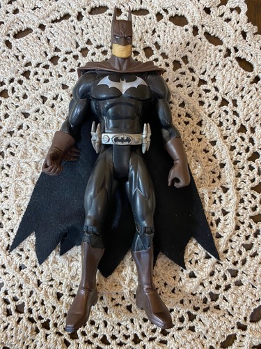 Batman ~ DC Comics S03 Action Figure ~ 6 Inch ~ with cloth cape - Picture 3 of 11