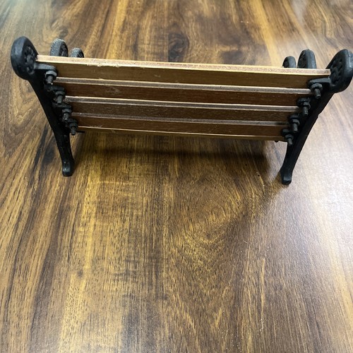 Panchina da parco vintage in ghisa e legno per bambole 8,5” W, 6” T, ottimo modello in miniatura - Foto 3 di 3