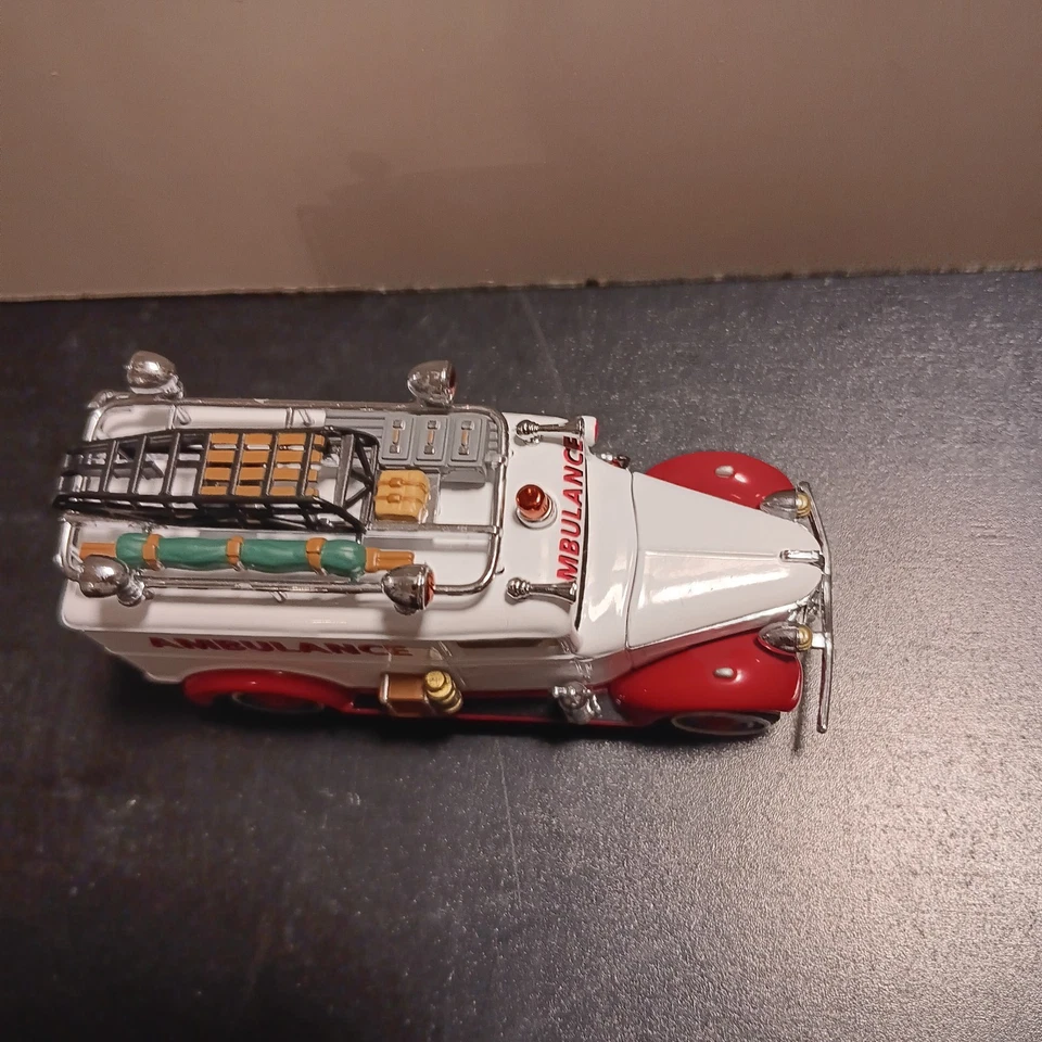 Matchbox Models of Yesteryear 1937 GMC Ambulance Model YYM95192 with COA  - Image 3 of 4