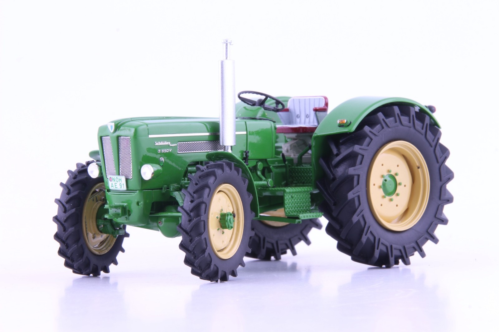 Tracteur de collection Schlüter S650 V Autocult vert pour décorer un bureau de passionné