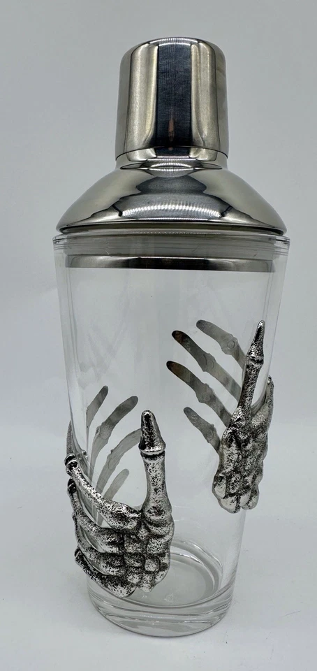 Coctelera Pottery Barn Skeleton Hands tono plateado metal vidrio nueva con etiquetas en muy buena condición Foto 3 de 4