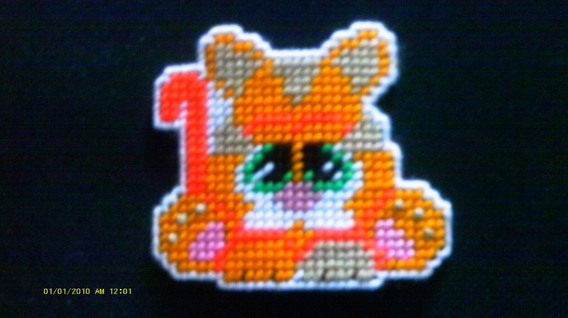 CAT -- CUDDLY CRITTER MAGNET -- PLASTIC CANVAS