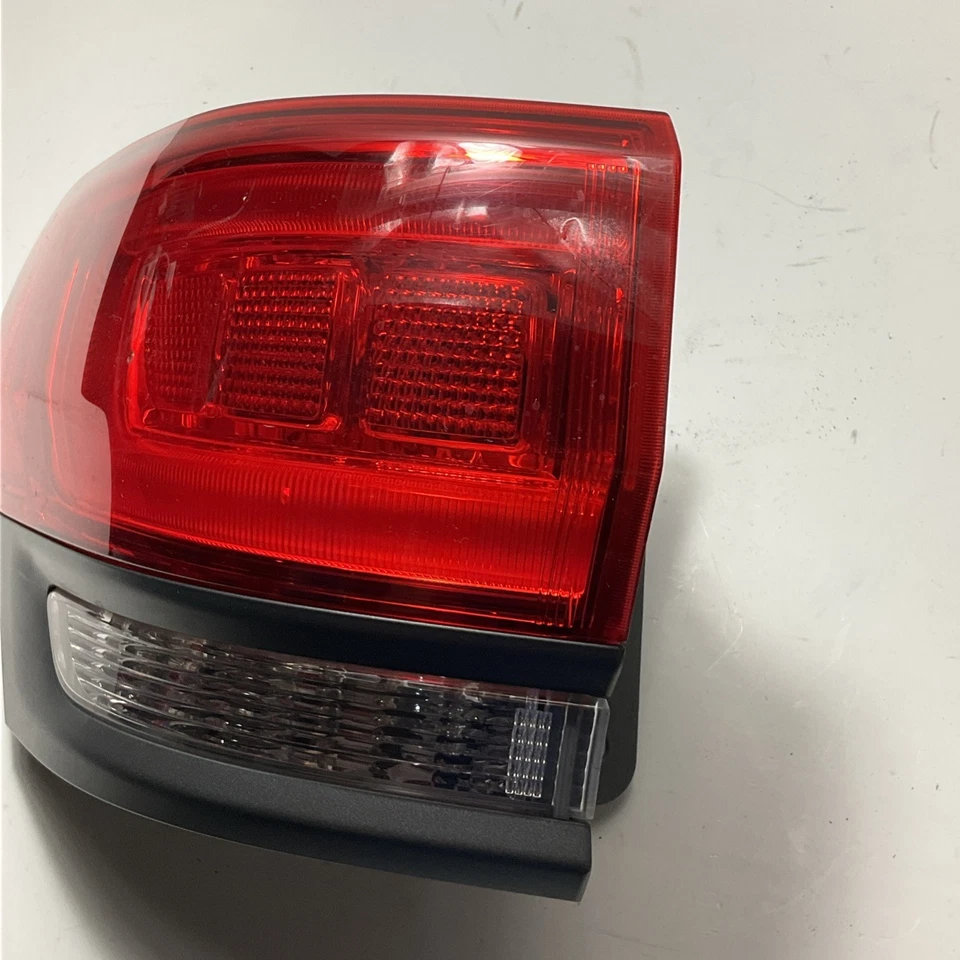 Luz trasera exterior lado conductor izquierdo Jeep Grand Cherokee 2014-2018 OEM 68236105AC Foto 2 de 4