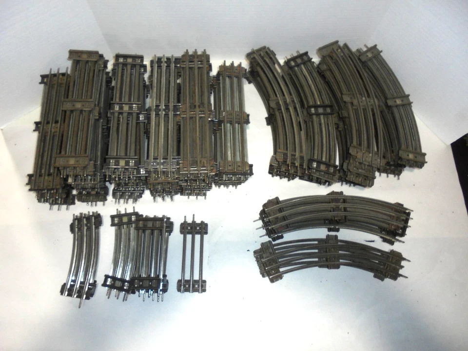 LIONEL HUGE LOT OF O GAUGE TRACK AND SWITCHES VINTAGE POST WAR 130 PIECES TRACKS - Image 2 of 4