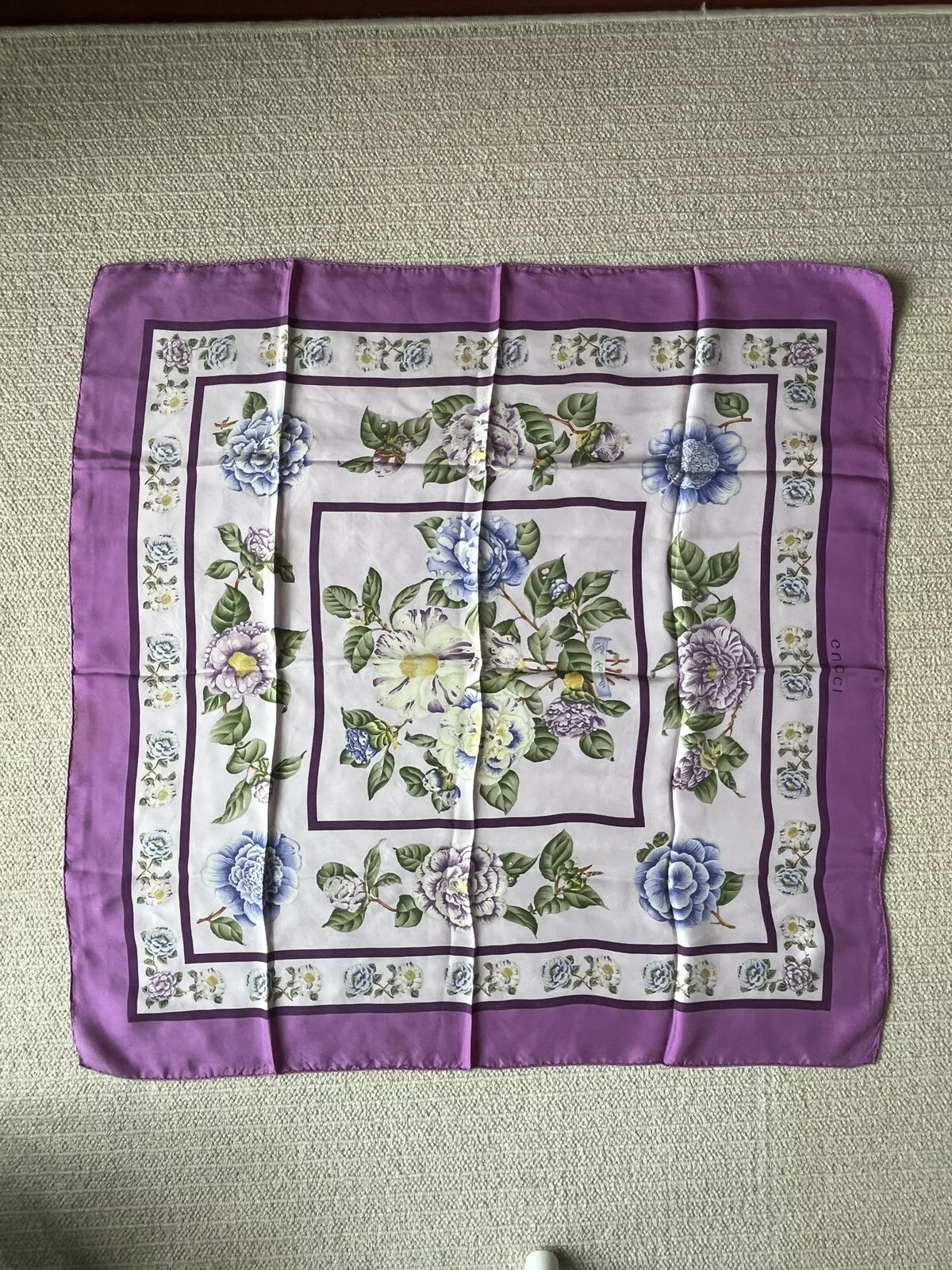 Foulard vintage Gucci camélias violet en soie