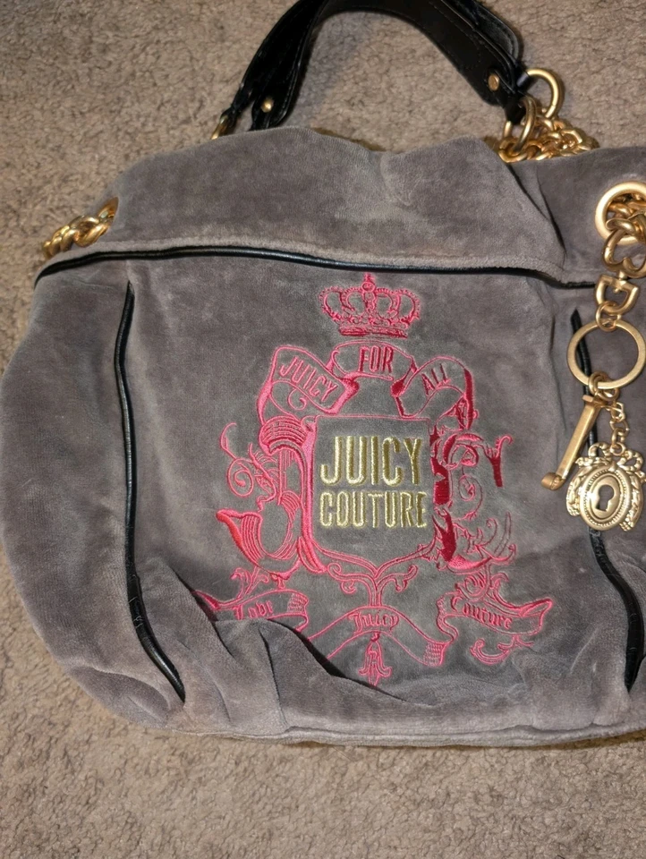 Raro Bolso de Mano de Terciopelo Y2K Juicy Couture de Colección con Doble Correa de Cadena Dorada Foto 2 de 4