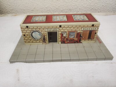 Small Metal Building Toy Train Set Union Station taxi Service 9 Inches Long 