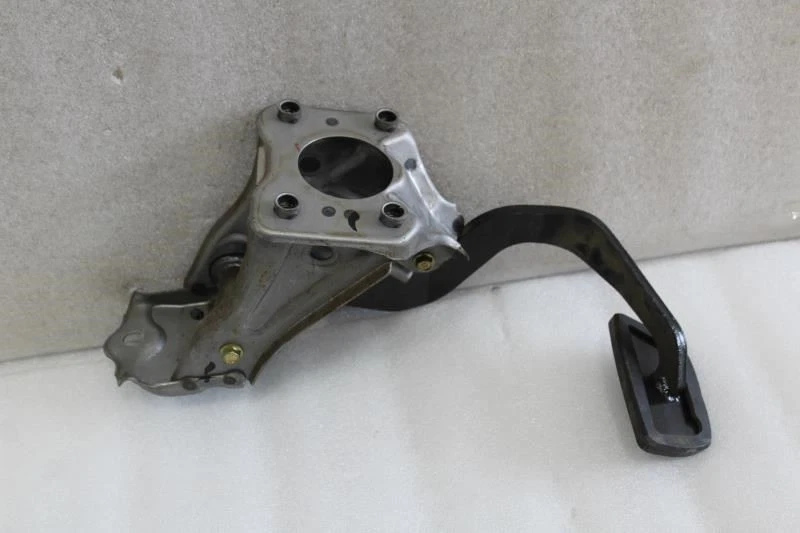 Pedal de freno Toyota Sequoia 2001 2002 2003 2004 2005 2006 2007 Foto 3 de 4