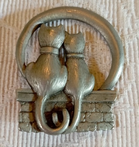 Broche JJ Jonette – Ours Tenant Un Cœur – Étain Argenté – Fabriquée Aux USA – Neuf Sans Emballage