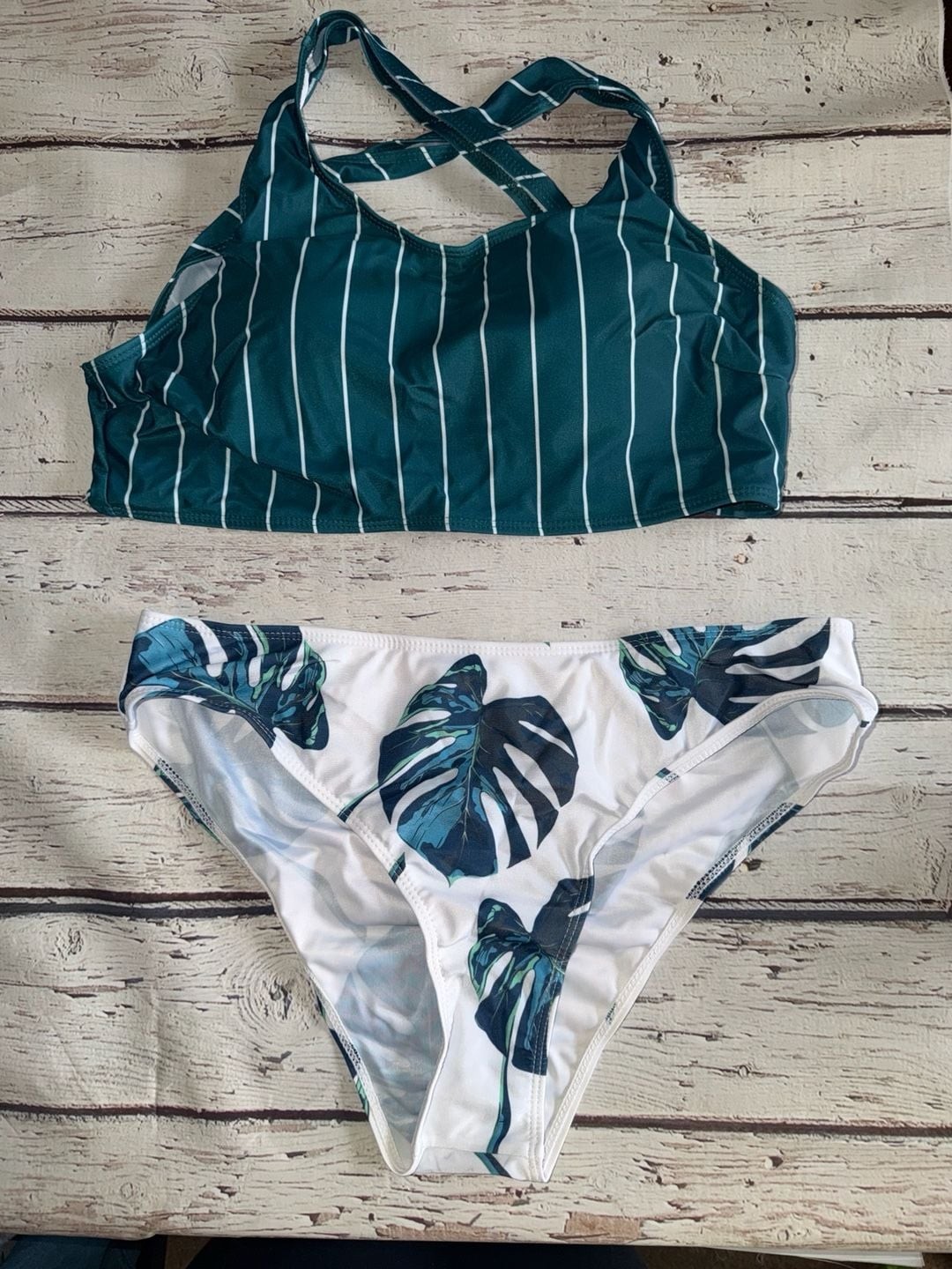 Conjunto de bikini de talle alto para mujer Cupshe con top a rayas y botto estampado tropical