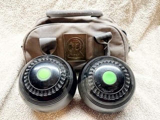VINTAGE TAYLOR LAWN BOWLS PAIR BLACK GREEN DOT OUTDOOR BOWLING CARRY BAG