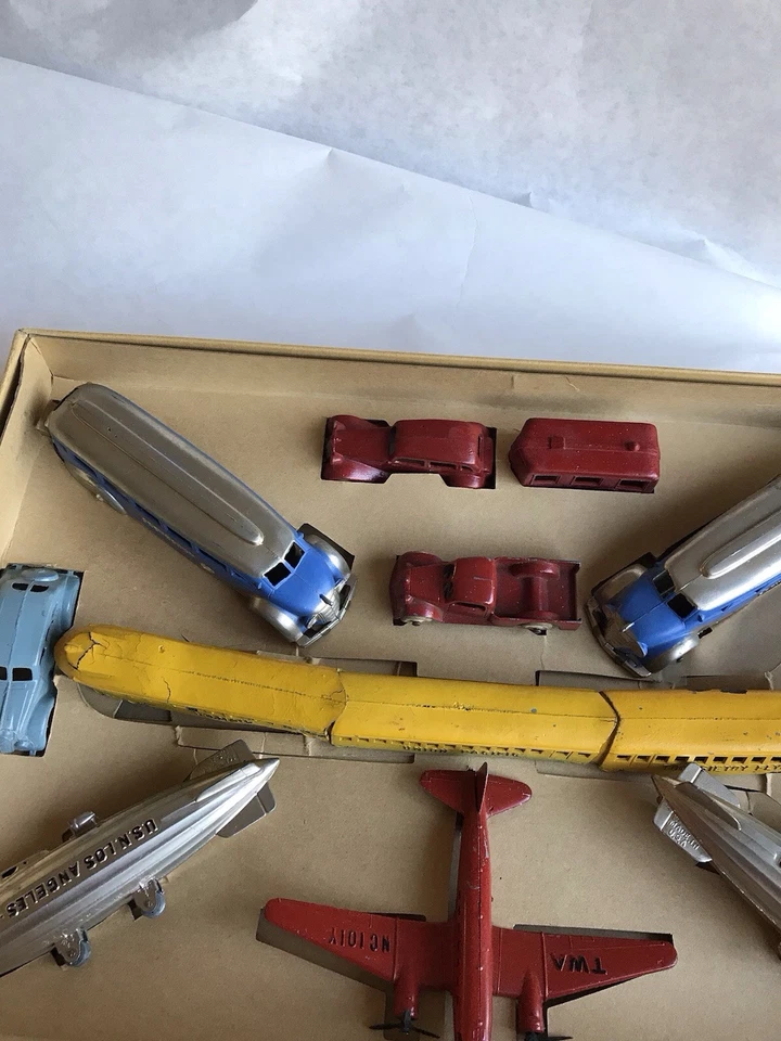 Tootsie Toy Highways y Skyways con 12 vehículos metálicos dirigibles vagones trenes camiones Foto 2 de 4
