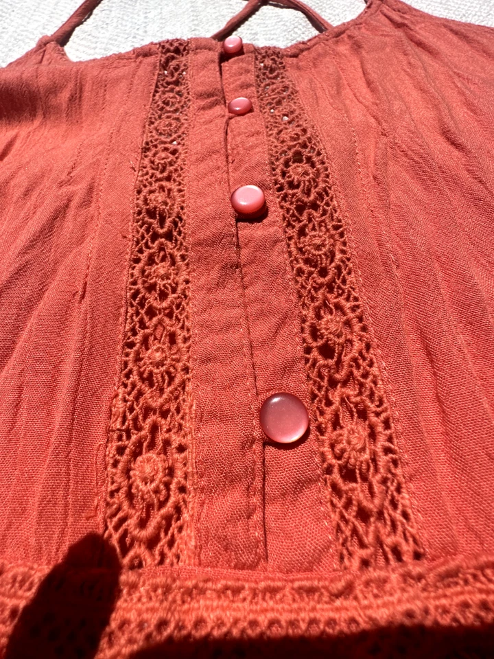 Top Volcom para mujer pequeño naranja sin mangas crochet floral con botones sin mangas alrededor Foto 4 de 4