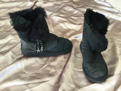 Bottines boots UGG noires pointure 34 - Photo 1/4