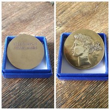 Sculpteur Paul belmondo médaille Alliance Française Marianne en bronze doré. 