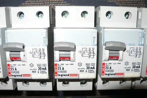 INTERRUPTEUR DIFFERENTIEL 25A 30mA, TYPE A, Hpi. LEGRAND 25 AMPERES INTER. DIFF. - Imagen 7 de 8