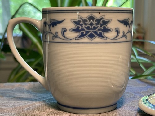 Vintage Chinese Blue & White Porcelain Lotus Flower Tea Cup with Vented Lid - Picture 4 of 10