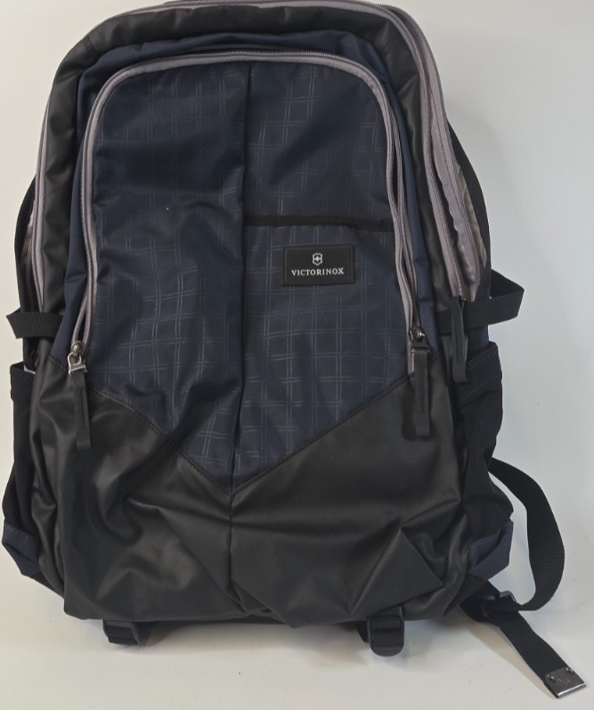altmont 3.0 slimline laptop backpack Luggage Additional hanging essentials organizer featuring a series of pockets Victorinox ALTMONT 3.0 Deluxe Padded