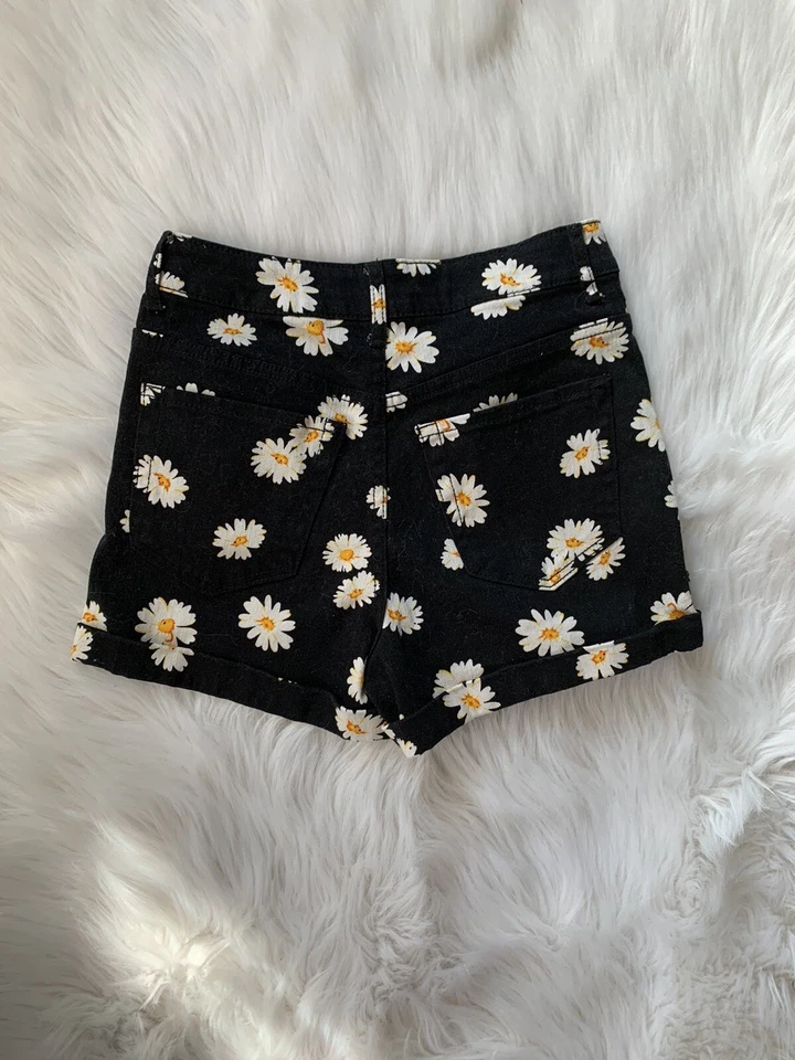 Pantalones Cortos Forever 21 Floral Negro Margarita Talla Pequeña/24” Foto 3 de 3