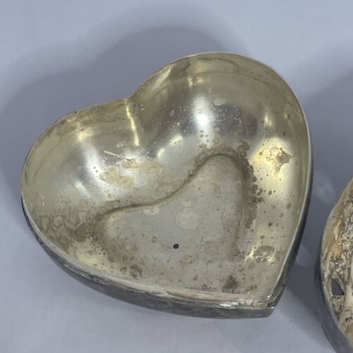 Caja de baratijas de corazón ornamentado en relieve de metal con tapa hecha en India San Valentín - Imagen 4 de 7