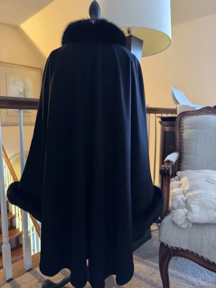 Poncho capa lã misturada com acabamento de raposa preta - Imagem 2 de 4