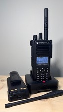 Motorola XPR7550E UHF RADIO mit Ladegerät & 2 Akkus AAH56RDN9RA1AN