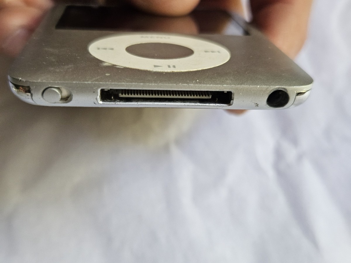 Apple iPod Nano 3rd Gen 4GB Silver Music Player A1236 Tested