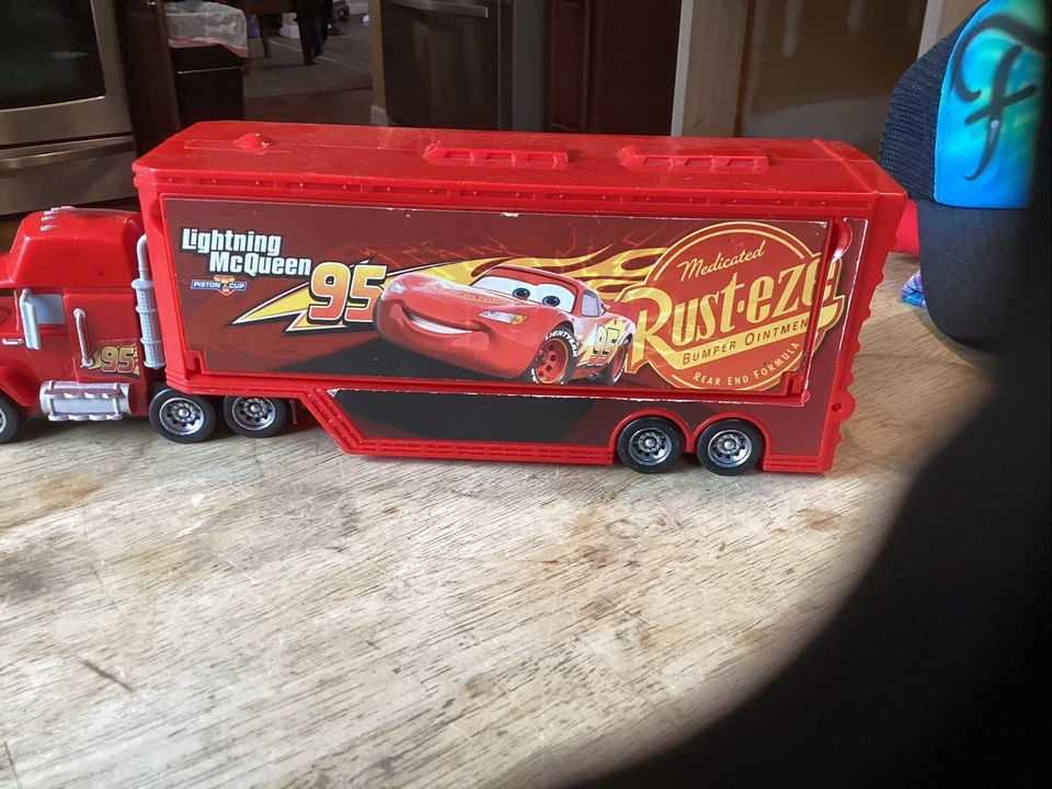 Игровой набор Luigi Guido Disney Pixar Cars Mack Car Hauler Launcher - Изображение 2 из 4