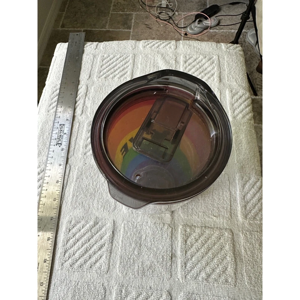 Vaso de viaje Disney Pride arco iris Mickey Mouse Love 20 oz sin pajita usado en excelente estado Foto 4 de 4