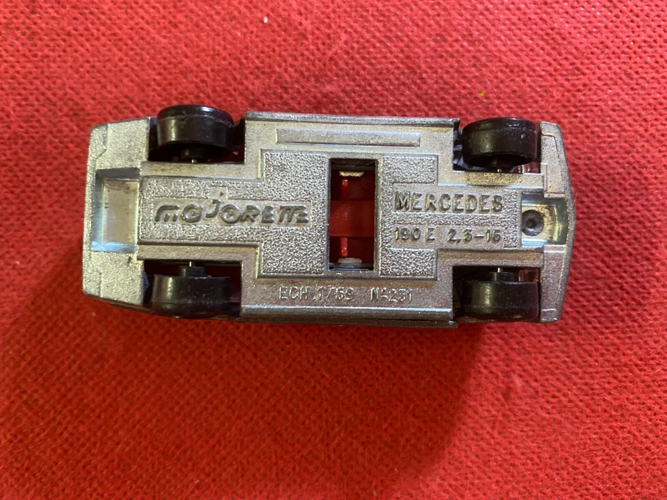 MAJORETTE Auto MERCEDES 190 E 2.3-16 scala 1:59 N° 231 metallo sportelli apribil - Immagine 3 di 3