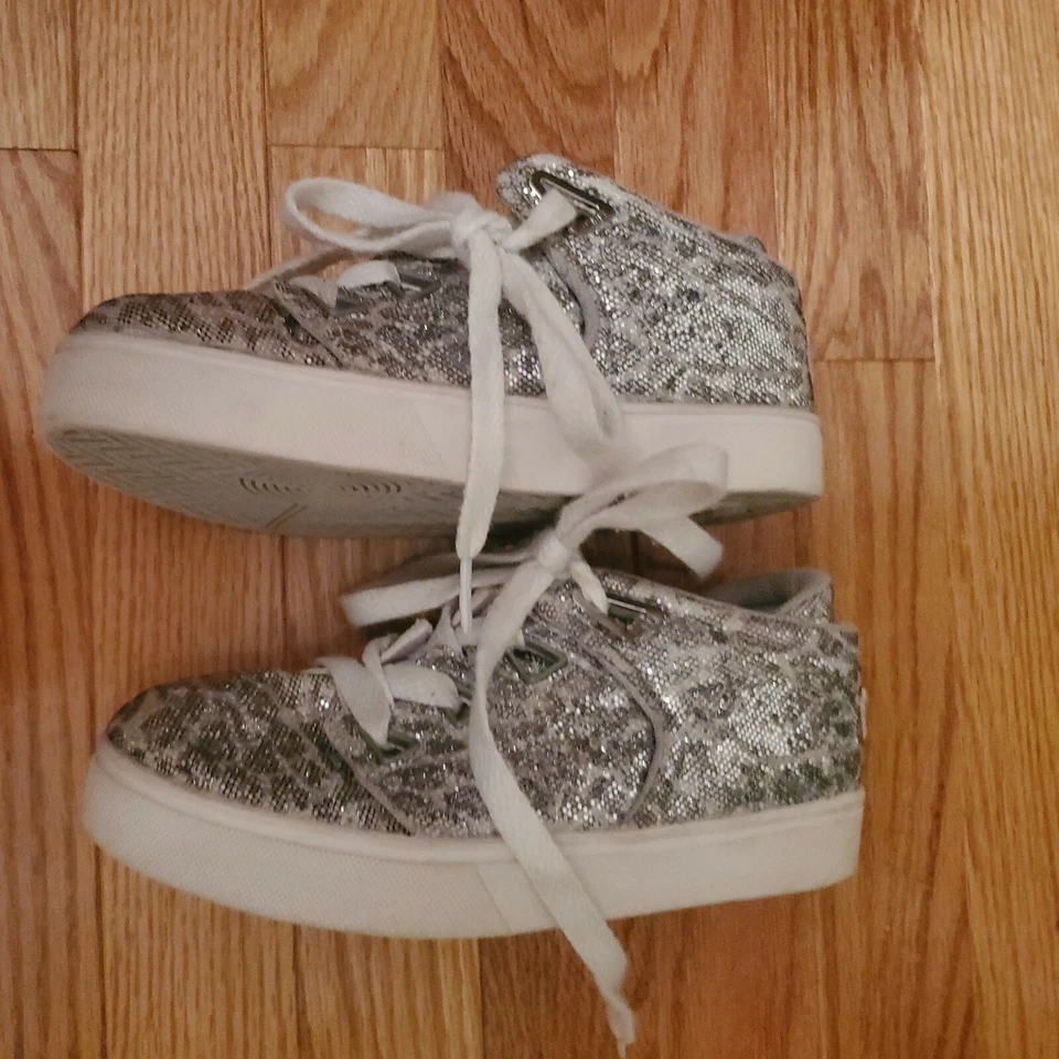 Tenis con cordones Osiris plateados brillantes talla 1 para niñas/en buen estado Foto 2 de 4