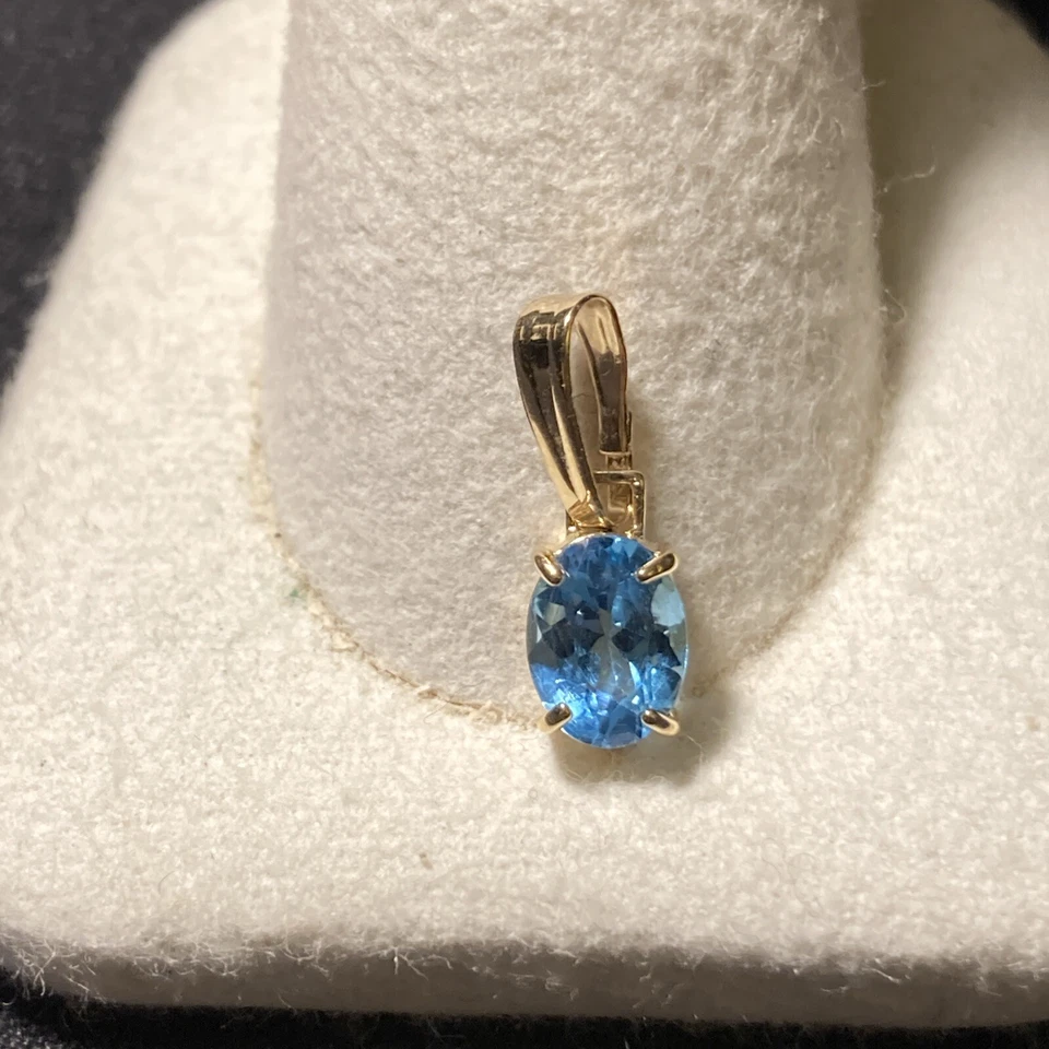 Juego de colgantes de oro amarillo de 14k con topacio azul y pendientes a juego Foto 4 de 4