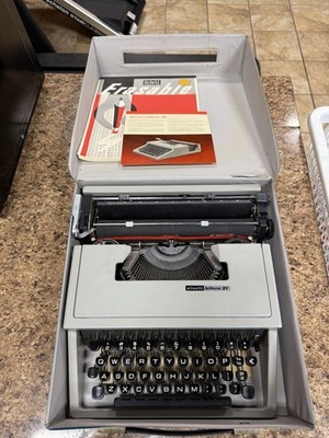 Olivetti Lettera 31 Vintage Typewriter With Case/Paper!