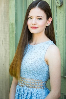 614213 Mackenzie Foy American Child Model And Actor Wall Print Poster
