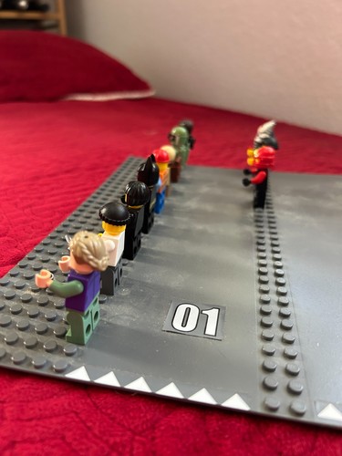 LEGO Minifigures Lot of 11 Mini Figures W/ Accessories (READ DESCRIPTION) - Picture 10 of 11