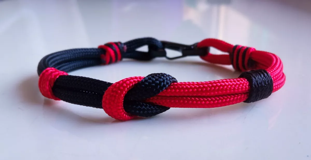 Paracord bracelet, carabiner clasp. In red and black colors. Handmade.  Unisex.