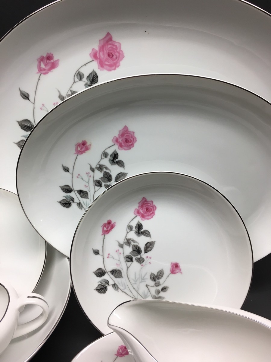 Beautiful 96 Piece Service for 12 China Dinner Set Japan