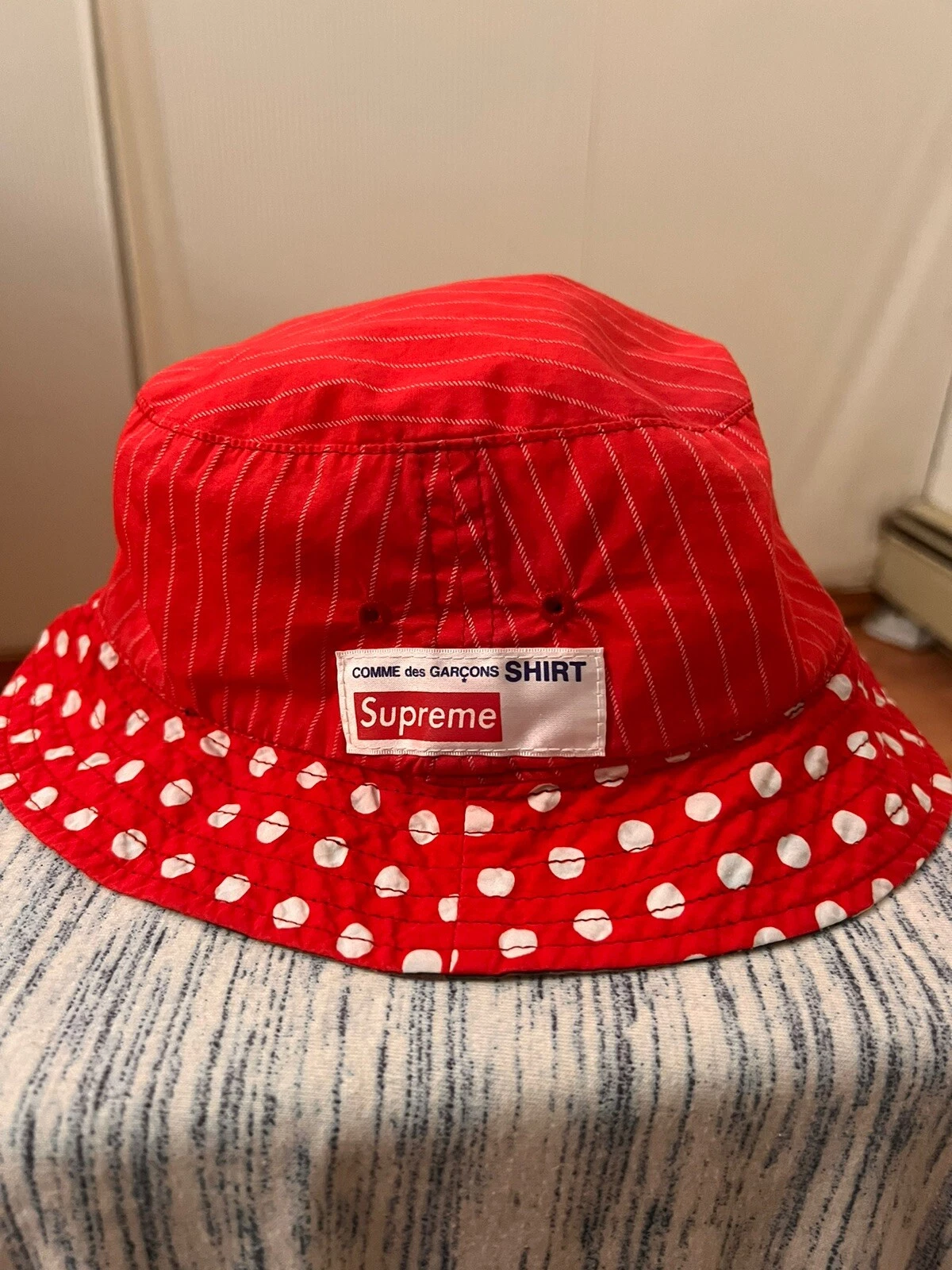 Supreme Comme des Garcons   Chapeau seau Harlod Hunter   Taille M/L   Réversible ROUGE