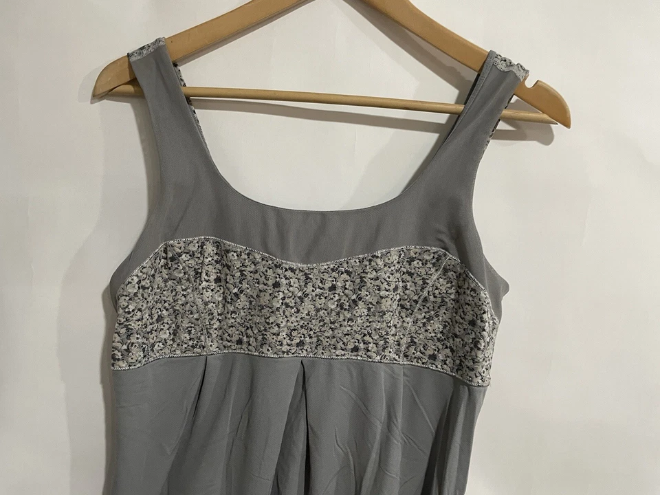 Camiseta sin mangas Lululemon gris floral talla 12  Foto 2 de 4