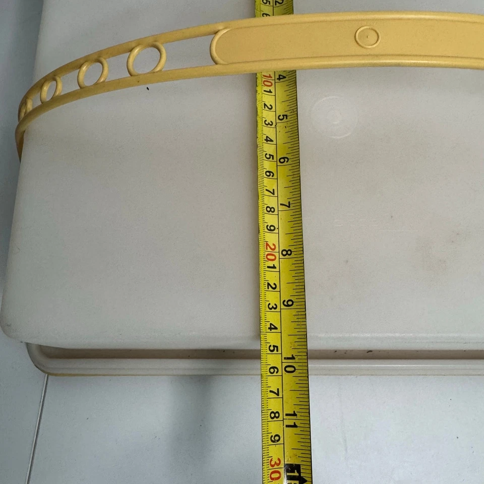 Vintage Tupperware Harvest Gold Rectangular Sheet Cake Carrier with Handle 622-5 - Image 3 of 4