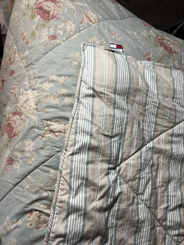 Edredón Tommy Hilfiger Vintage Floral/Rayas Reversible Talla King Usado en Excelente Condición Foto 4 de 4