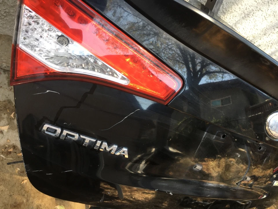 Tapa maletero Kia Optima EX 2011-2013 negra con retroiluminación OEM buen estado Foto 2 de 4