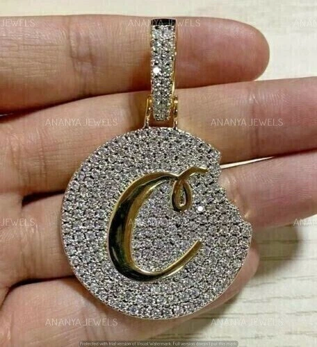 Colgante medallón de diamantes redondo de 2,00 quilates enchapado en oro amarillo de 14 quilates Foto 4 de 4