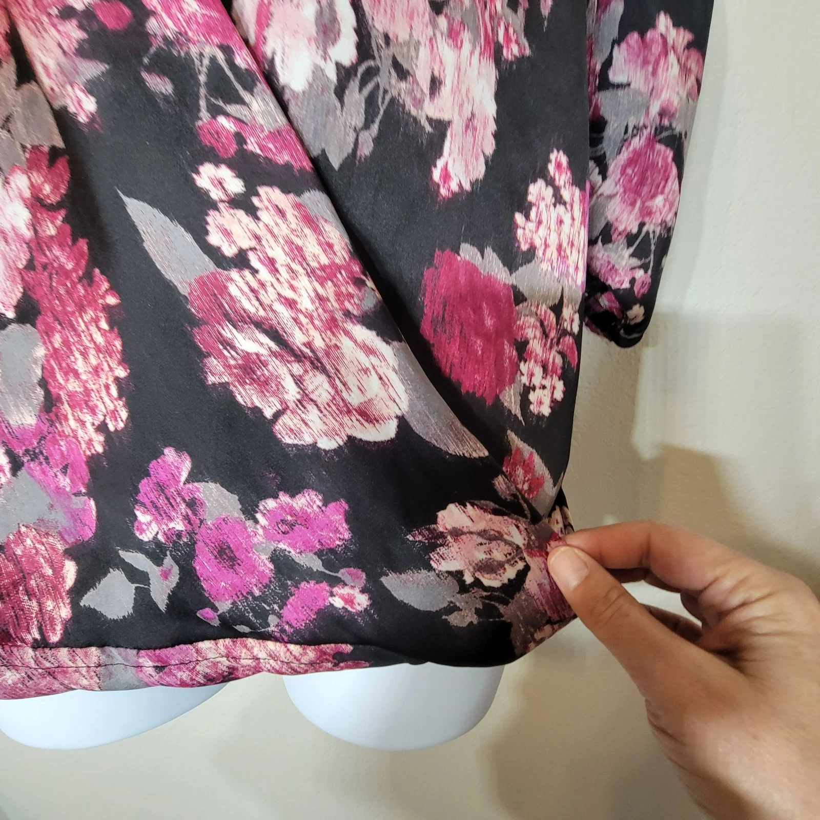 Top ALYX donna SML finto avvolgente nero con motivo floreale rosa e rosso manica spaccata us intime ottimeioni