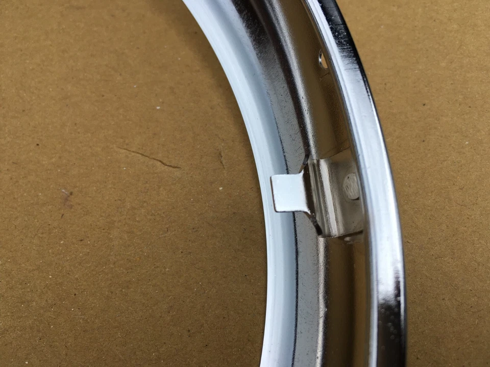 TRIUMPH TR3A TR4A NUEVO FARO CROMADO LLANTAS CLIP EN X 2 (PUBLICACIÓN GRATUITA EN REINO UNIDO) Foto 3 de 3