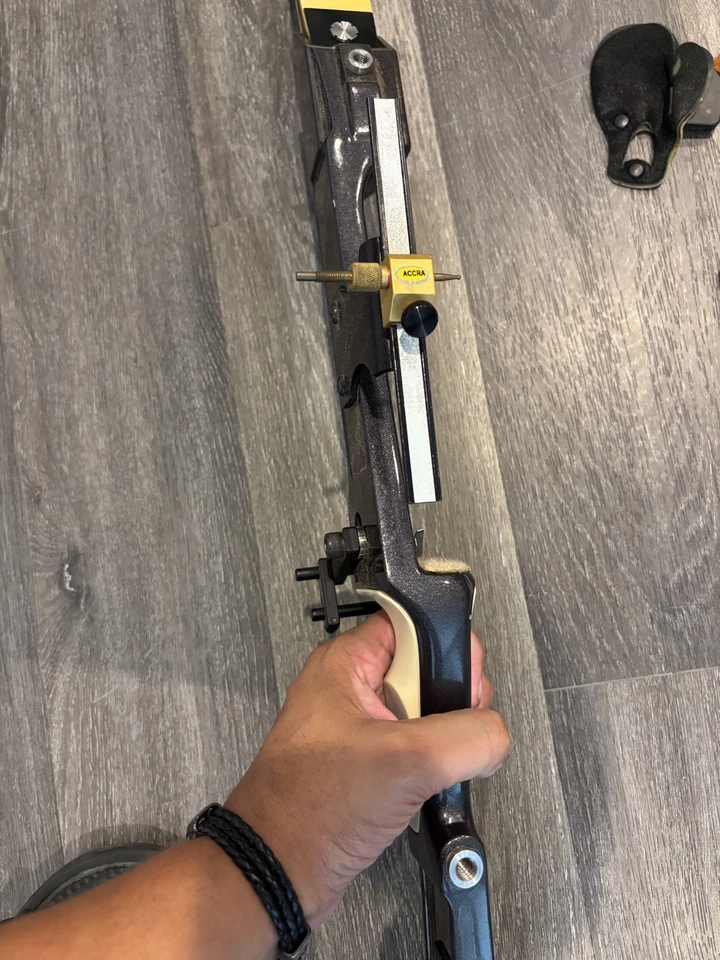 Hoyt Gold Medalist Takedown Recurve Competition Bow - image 4 of 4