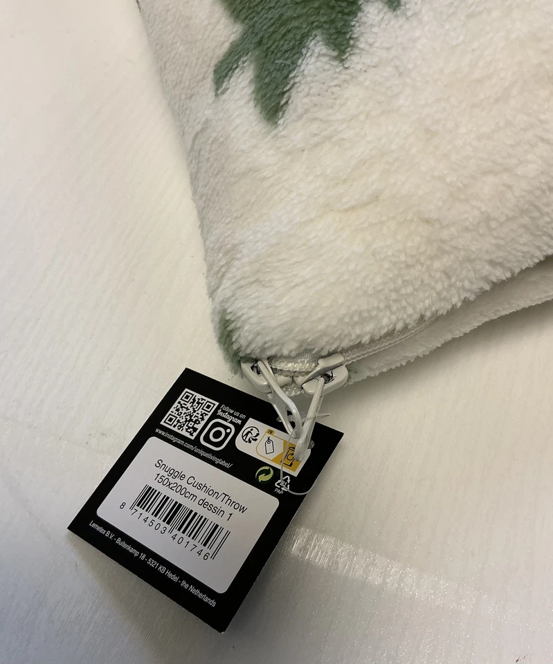 2 Stück 2in1 Deko Kissen mit Ärmeldecke 150x200cm rohweiß grün Tannenbaum - Bild 3 von 4