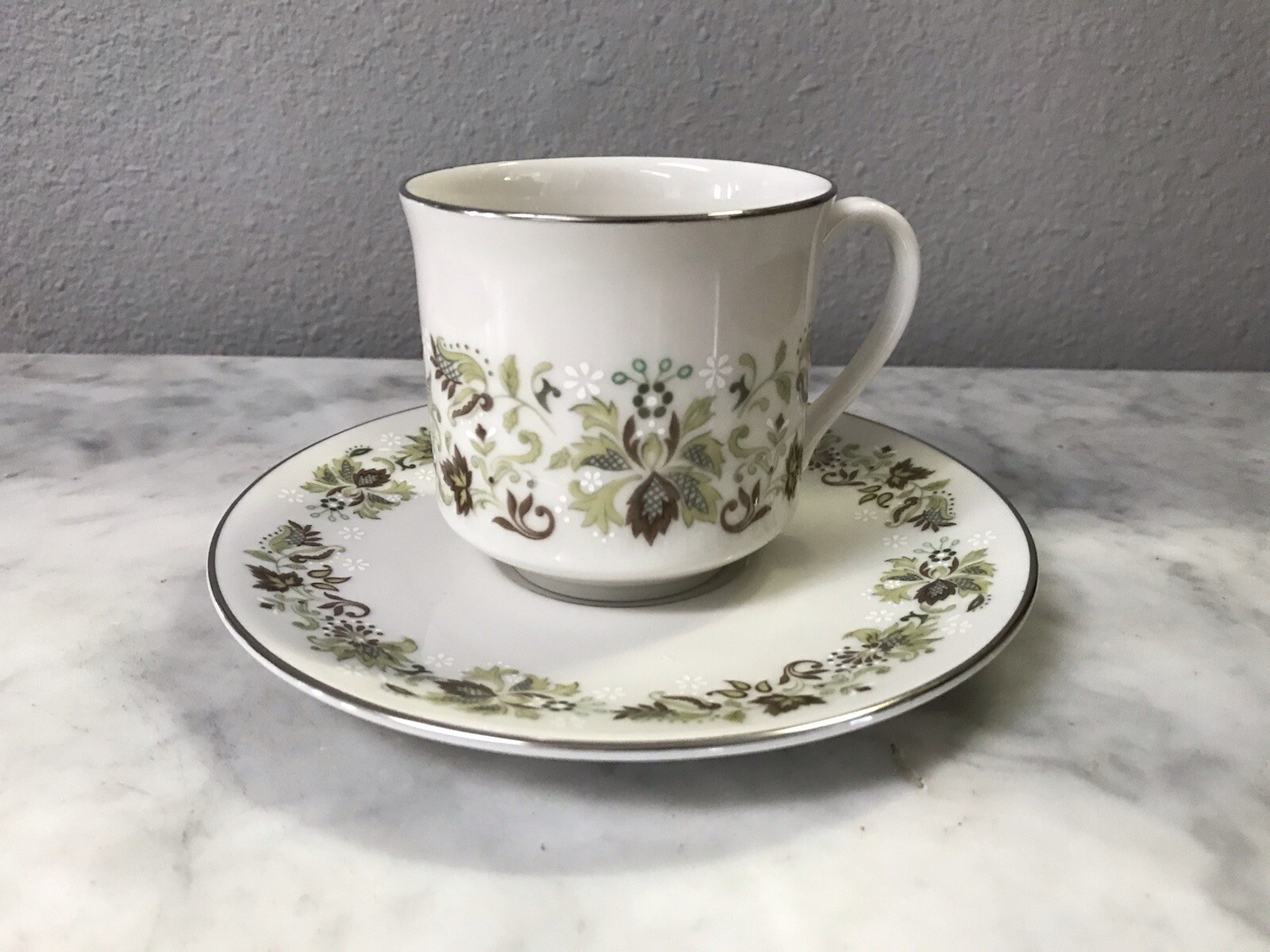 Royal Doulton 'Vanity Fair' 12 cups and 12 saucers 1975 fine china made