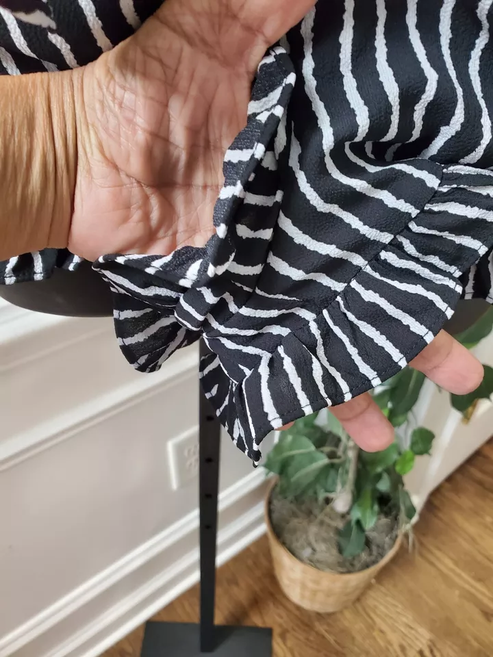 Papaya Women's Black & White Striped Polyester Ruffle Long Sleeve Romper Size M - Image 4 of 4